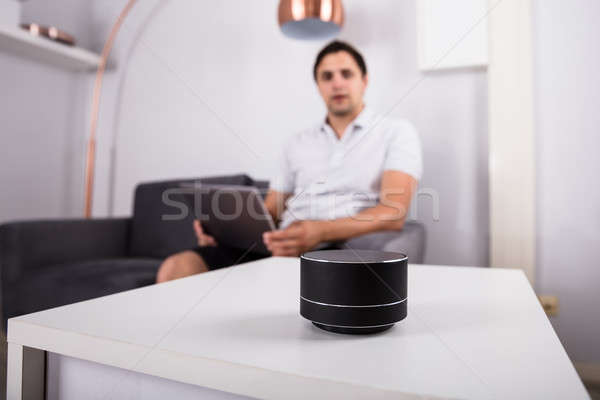 Man luisteren naar muziek draadloze spreker laptop home Stockfoto © AndreyPopov