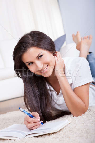 Aantrekkelijke vrouw schrijven dagboek aantrekkelijk toevallig jonge vrouw Stockfoto © AndreyPopov