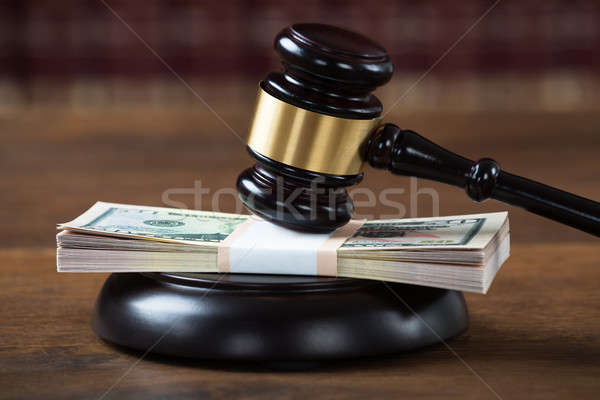 Dollár tárgyalóterem közelkép asztal pénz kalapács Stock fotó © AndreyPopov