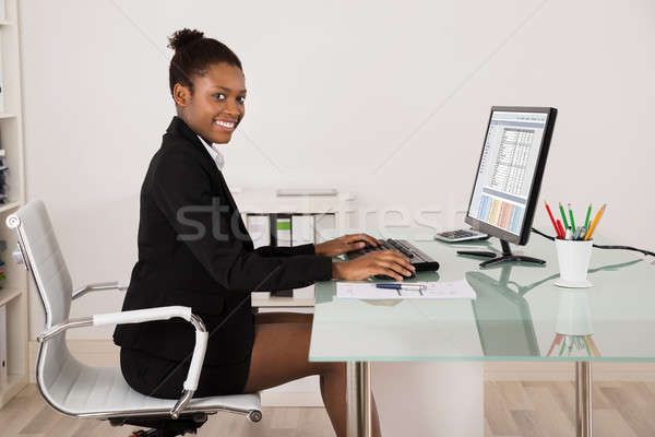 [[stock_photo]]: Heureux · femme · d'affaires · travail · bureau · jeunes · ordinateur