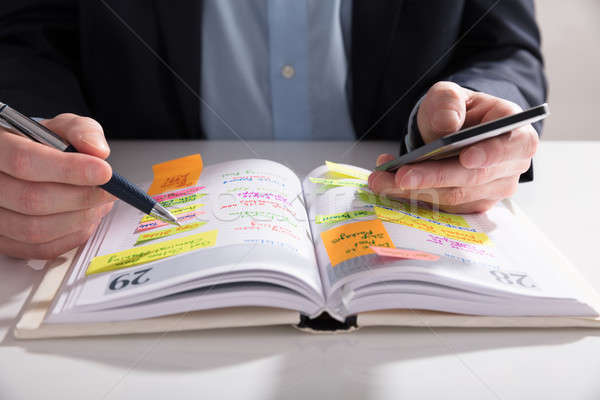 [[stock_photo]]: Homme · d'affaires · écrit · calendrier · journal