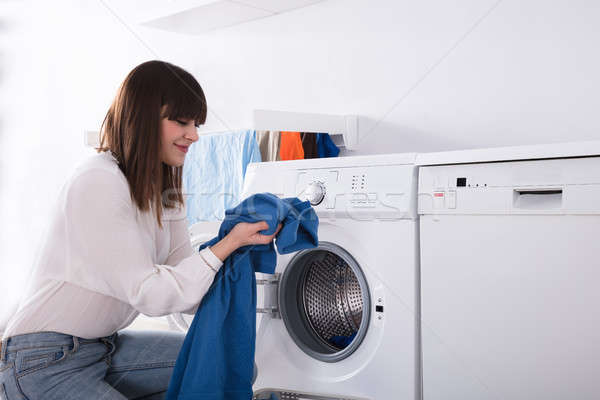 Jonge vrouw Blauw doek wassen wasmachine vrouw Stockfoto © AndreyPopov