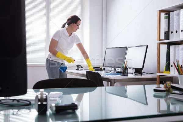 Kobieta czyszczenia komputera biuro młoda kobieta szmata Zdjęcia stock © AndreyPopov