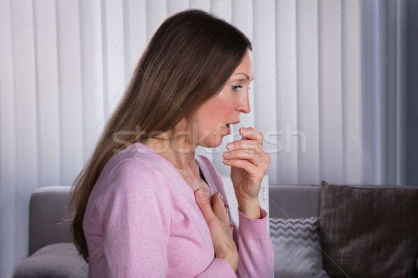 成熟的女人 咳嗽 關閉 女子 咳嗽 商業照片 © AndreyPopov