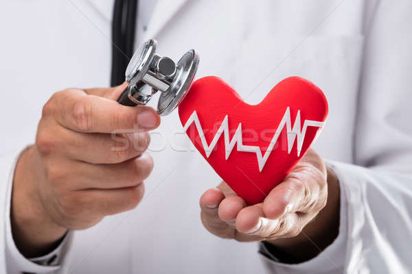 醫生 檢查 紅色 心臟率 聽筒 商業照片 © AndreyPopov