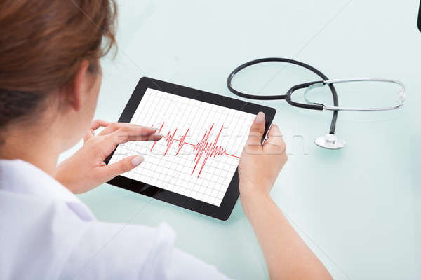 Kardiológus szívdobbanás digitális tabletta hátsó nézet női Stock fotó © AndreyPopov