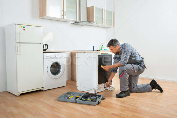 技術者 食器洗い機 デジタル 男性 家 作業 ストックフォト © AndreyPopov