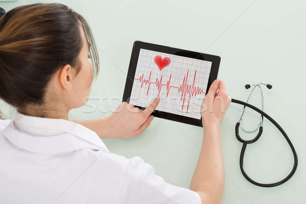 Női kardiológus szívdobbanás digitális tabletta közelkép Stock fotó © AndreyPopov