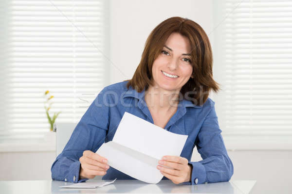 Heureux femme lecture lettre portrait maison [[stock_photo]] © AndreyPopov