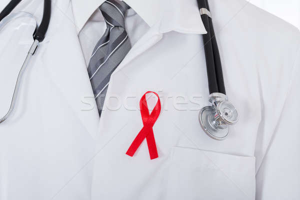 Medic de sex masculin stetoscop SIDA panglică medical Imagine de stoc © AndreyPopov