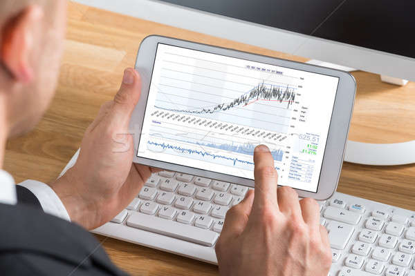 Männlich Aktienmarkt Broker arbeiten digitalen Tablet Stock foto © AndreyPopov