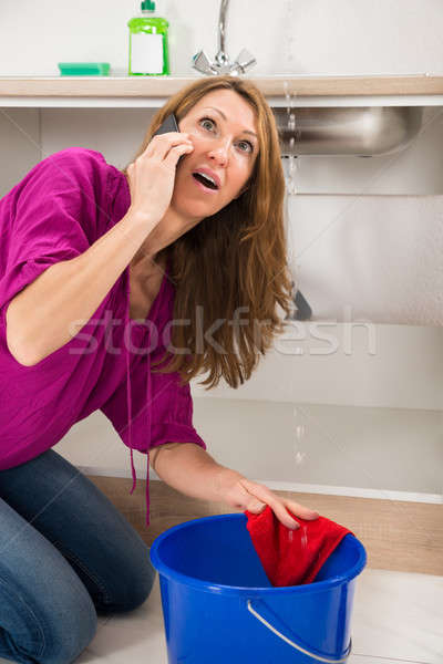 Boos vrouw roepen loodgieter lekkage water Stockfoto © AndreyPopov