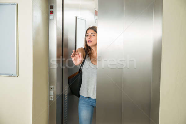 年輕女子 電梯 停止 門 女子 施工 商業照片 © AndreyPopov