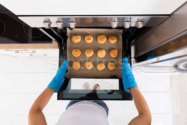 Vrouw cookies oven Stockfoto © AndreyPopov