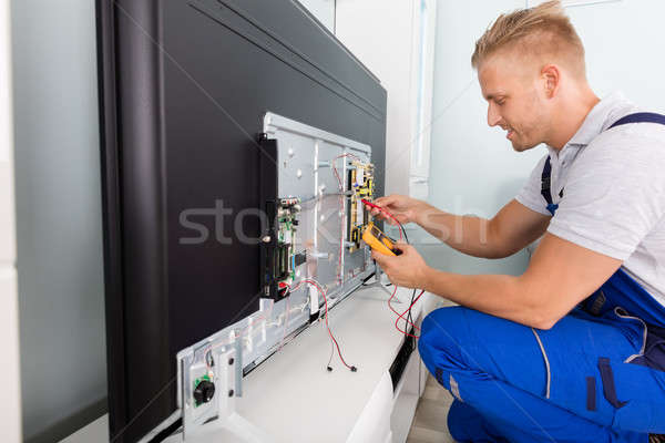 Elettricista televisione giovani maschio complessivo casa Foto d'archivio © AndreyPopov