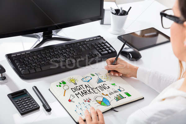 Femeie desen digital marketing diagramă blocnotes Imagine de stoc © AndreyPopov