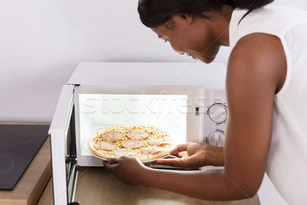 Zdjęcia stock: Kobieta · pizza · mikrofala · piekarnik