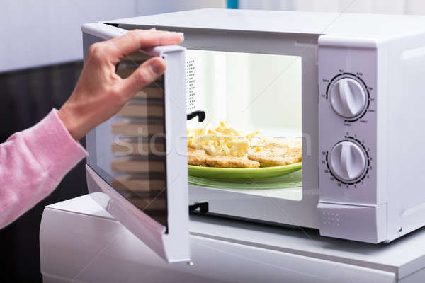 Stockfoto: Vrouw · verwarming · voedsel · magnetronoven · oven