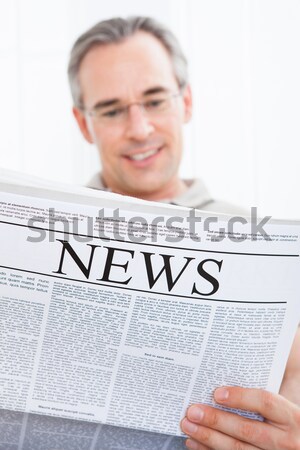 Olvas újság főcím rendkívüli hírek férfi papír Stock fotó © AndreyPopov