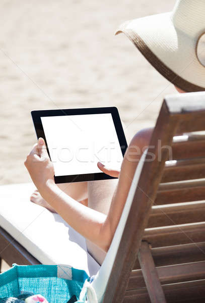Kobieta cyfrowe tabletka leżak ekranu relaks Zdjęcia stock © AndreyPopov