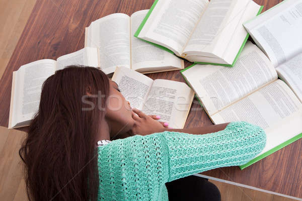 Femeie student dormit cărţi sală de clasă birou Imagine de stoc © AndreyPopov