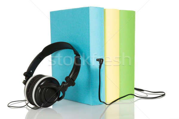 [[stock_photo]]: Audio · livre · casque · trois · livres · blanche