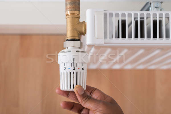 Pessoas mão radiador termóstato Foto stock © AndreyPopov