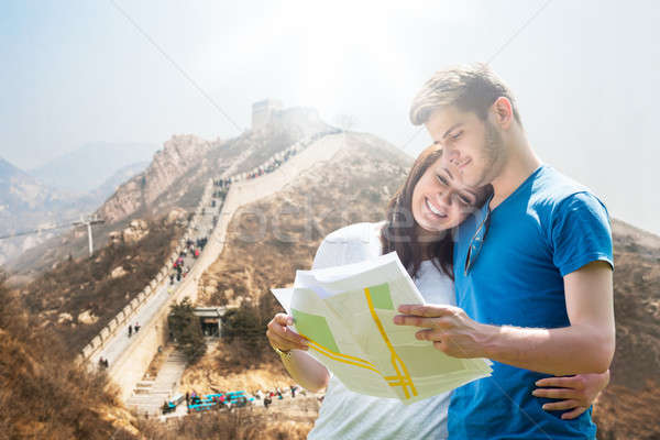 Fiatal pér néz térkép Nagy Fal Kína nő Stock fotó © AndreyPopov