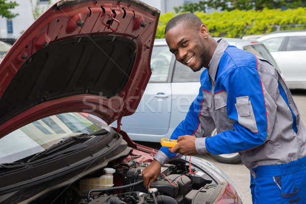 Foto stock: Mecánico · comprobar · coche · batería · feliz · voltaje