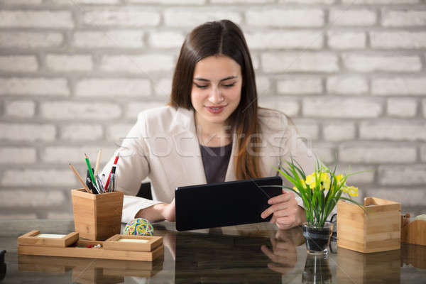 Stockfoto: Zakenvrouw · digitale · tablet · glimlachend · jonge · kantoor