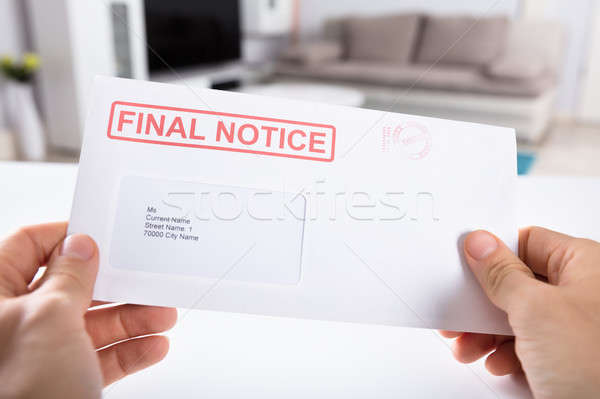 Person halten Finale Bekanntmachung Umschlag Stock foto © AndreyPopov