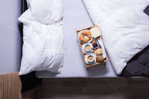Stockfoto: Croissants · beker · thee · bed · vers · ontbijt