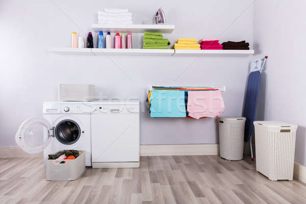 Foto stock: Cesta · completo · sucia · ropa · lavandería · habitación