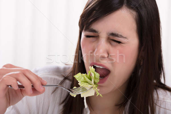 Kobieta jedzenie kapusta Sałatka młoda kobieta widelec Zdjęcia stock © AndreyPopov