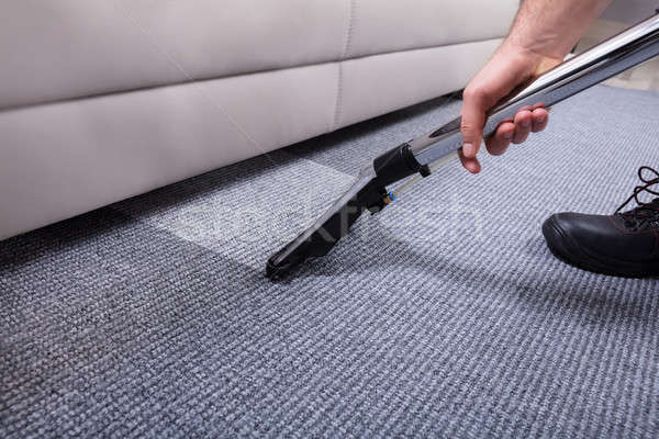 Concierge nettoyage tapis main aspirateur maison [[stock_photo]] © AndreyPopov