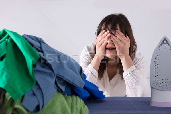 Frustrado mulher conselho roupa Foto stock © AndreyPopov