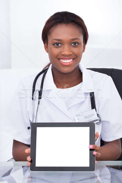 Сток-фото: женщины · врач · цифровой · таблетка · столе