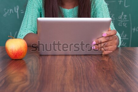 Zdjęcia stock: Nauczyciel · cyfrowe · tabletka · szkoły · biurko