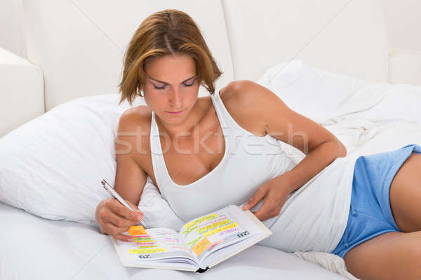 Kobieta piśmie dziennik młoda kobieta papieru pokój Zdjęcia stock © AndreyPopov
