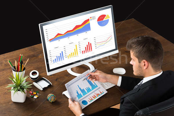 Biznesmen statystyczny sprawozdanie młodych biurko komputera Zdjęcia stock © AndreyPopov