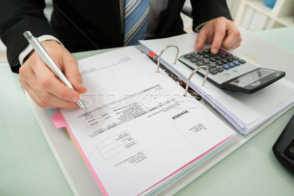 Empresario factura calculadora primer plano hombre tecnología Foto stock © AndreyPopov