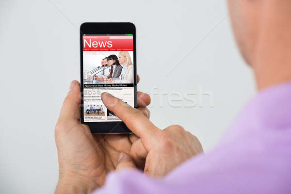 Man lezing nieuws smartphone volwassen man Stockfoto © AndreyPopov