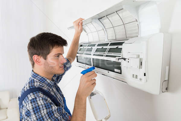 Férfi technikus takarítás légkondicionáló fiatal otthon Stock fotó © AndreyPopov
