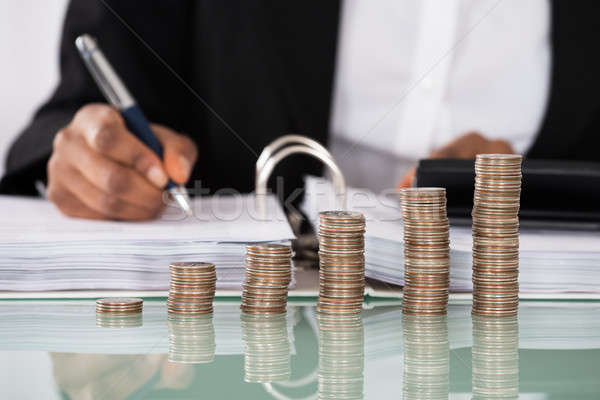 üzletasszony adó asztal közelkép boglya érmék Stock fotó © AndreyPopov