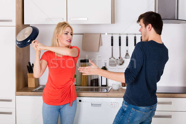 Sotie tigaie sotul divort argument bucătărie Imagine de stoc © AndreyPopov