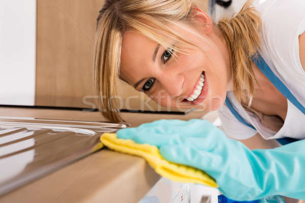 Foto stock: Primer · plano · mujer · limpieza · cocina · sonriendo · jóvenes