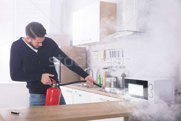 Foto stock: Homem · microonda · forno · moço · cozinha