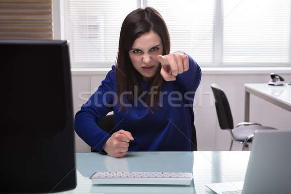 Supărat femeie de afaceri îndreptat deget tineri la locul de muncă Imagine de stoc © AndreyPopov