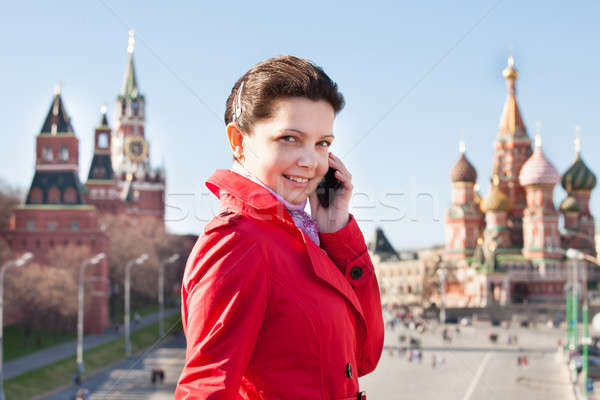 Fiatal nő beszél mobiltelefon kint nő égbolt Stock fotó © AndreyPopov