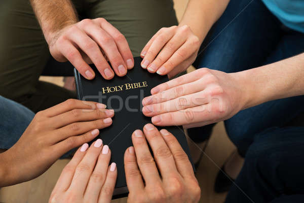 Mensen heilig bijbel groep mensen bidden Stockfoto © AndreyPopov